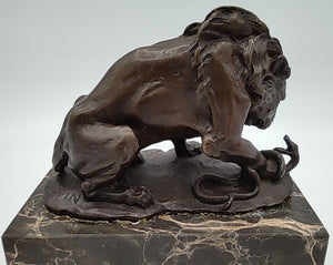 Bronzeskulptur Löwe mit Schlange