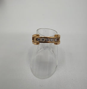 Ring mit 5 Brillanten eingebettet in einer ovalen Schiene in 14 Karat Gelbgold