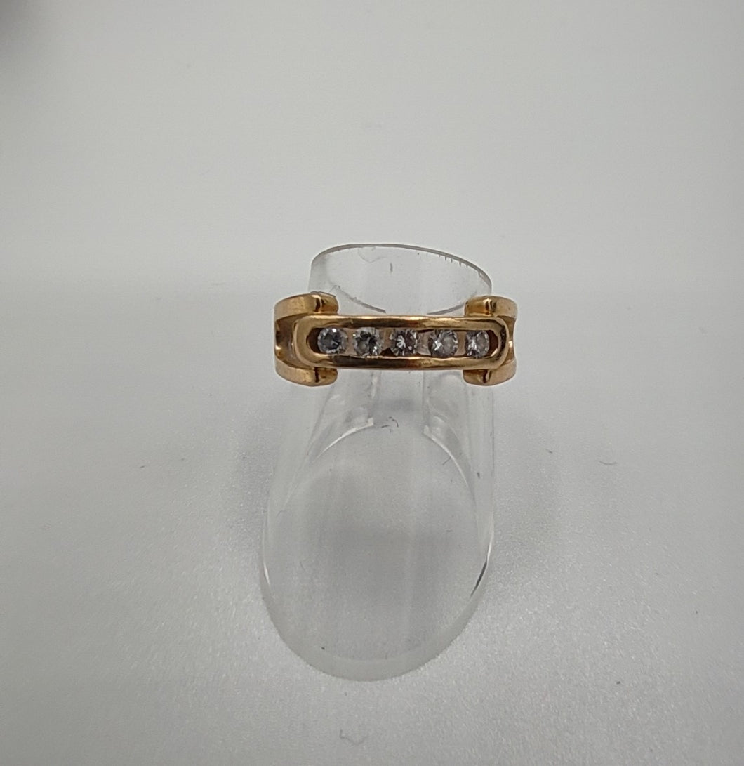 Ring mit 5 Brillanten eingebettet in einer ovalen Schiene in 14 Karat Gelbgold